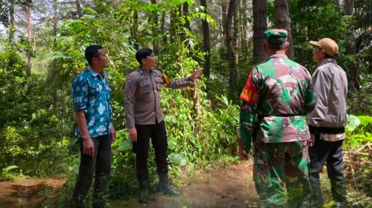 Bhabinkamtibmas dan TNI Pantau Hutan Cegah Karhutla