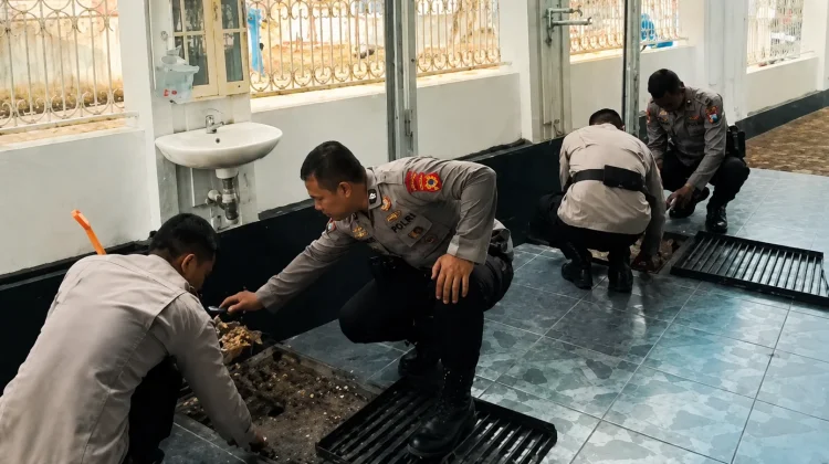 Jumat Bersih Brimob Bone Rawat Kebersihan Masjid