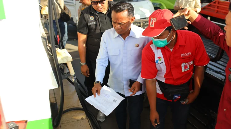 Bupati Bone Turun Langsung Cek Antrean Kendaraan di SPBU Pallengoreng