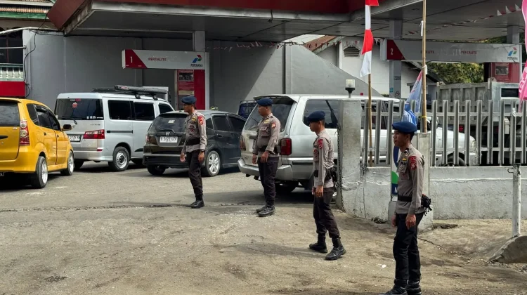 Batalyon C Pelopor dan Polres Bone Kawal Distribusi BBM