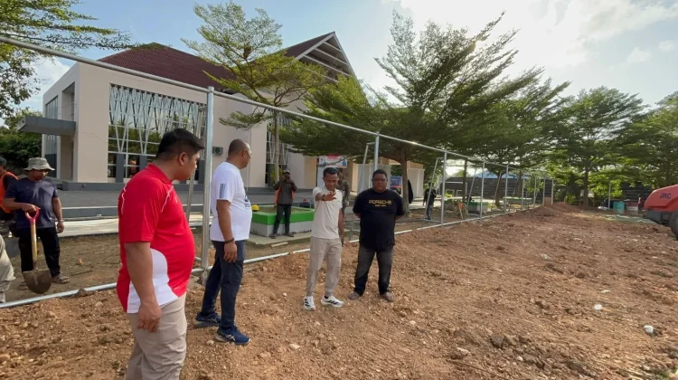 Bupati Bone Tinjau Proyek Lapangan Bola Episentrum, Tegaskan Kualitas Fasilitas