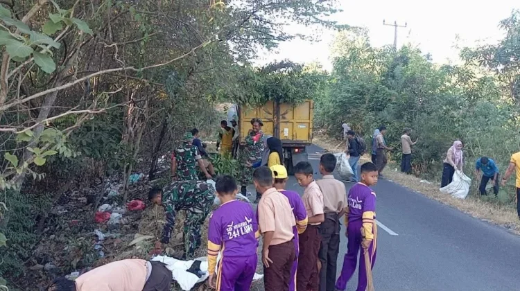 Koramil Lalabata Bersihkan Bahu Jalan Pesantren Soppeng
