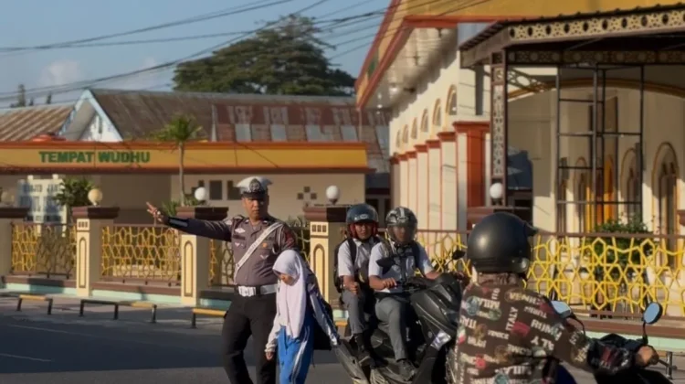 Satlantas Polres Bone Bantu Pelajar Seberang Jalan