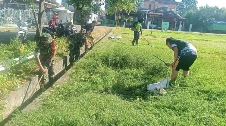 TNI dan Warga Bersihkan Saluran Air 150 Meter di Liliriaja