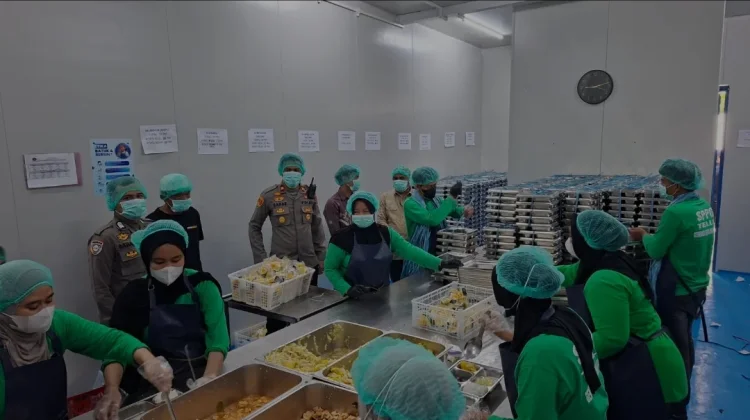 Polsek Tellu Siattinge Kawal MBG, 2.270 Warga Terima Makanan