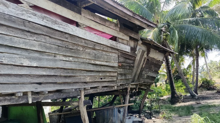 Seorang Janda di Bone Bertahan di Rumah Nyaris Roboh Demi Anak