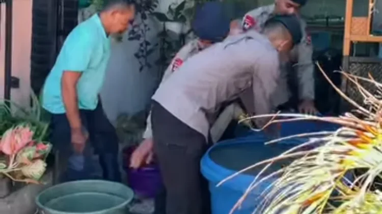 Brimob Salurkan Air Bersih untuk Warga Bone Hadapi Kemarau