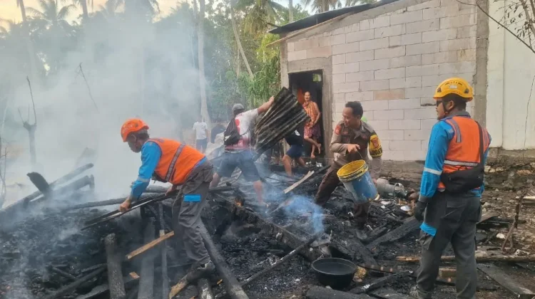 Polsek Dua Boccoe dan Warga Bergerak Cepat Padamkan Kebakaran Rumah