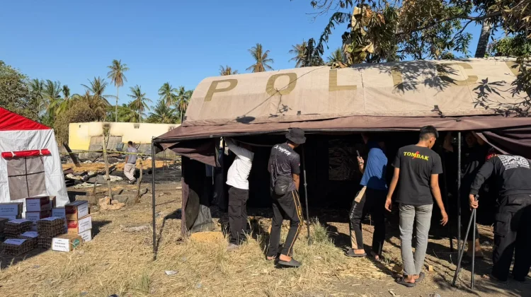 Sat Samapta Polres Bone Dirikan Tenda Darurat untuk Korban Kebakaran