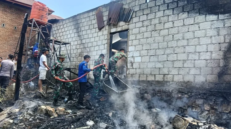 Prajurit Yonarmed 21/Kawali Bantu Padamkan Kebakaran Rumah di Bone