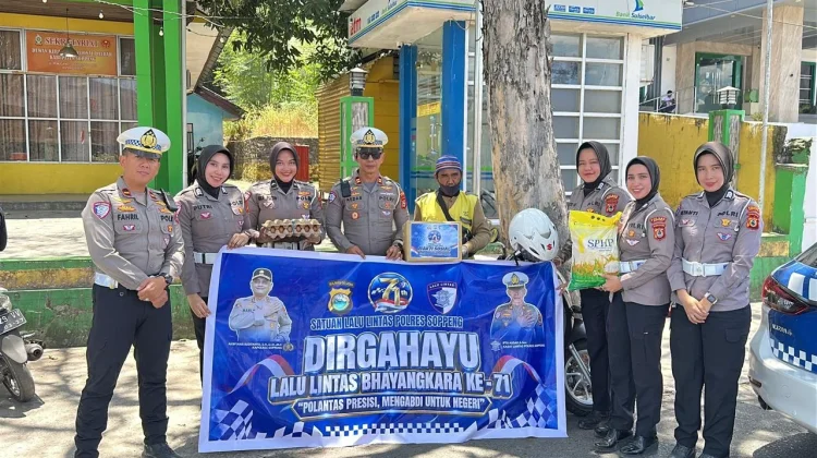 Satlantas Soppeng Salurkan Sembako untuk Warga di HUT Lalu Lintas