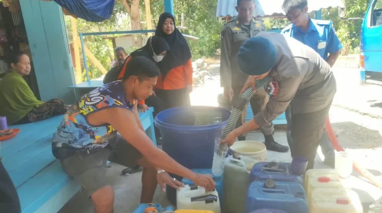 Hadapi Kekeringan, Brimob Polda Sulsel Distribusikan Air Bersih di Wajo