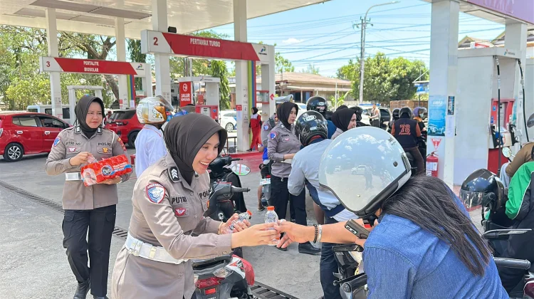 Antrean BBM di Soppeng, Polwan Bagikan Air Minum