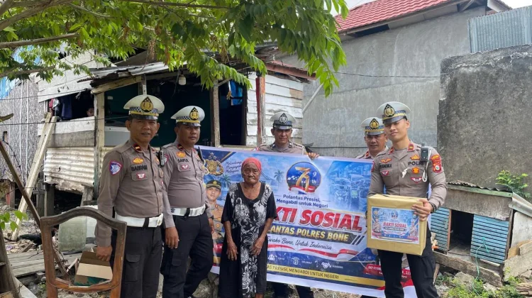 Peduli Warga, Satlantas Bone Salurkan Bantuan Sembako