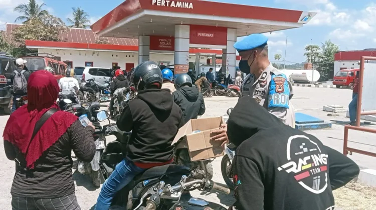 Antre BBM Berjam-jam, Polsek Sinjai Timur Bagikan Air ke Pengendara