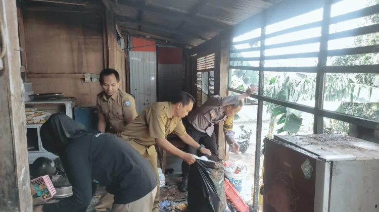 Bhabinkamtibmas Soppeng Bantu Bersihkan Puing Kebakaran