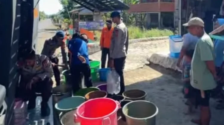 Musim Kemarau, Brimob Bone Salurkan Air Bersih untuk Warga Pasaka