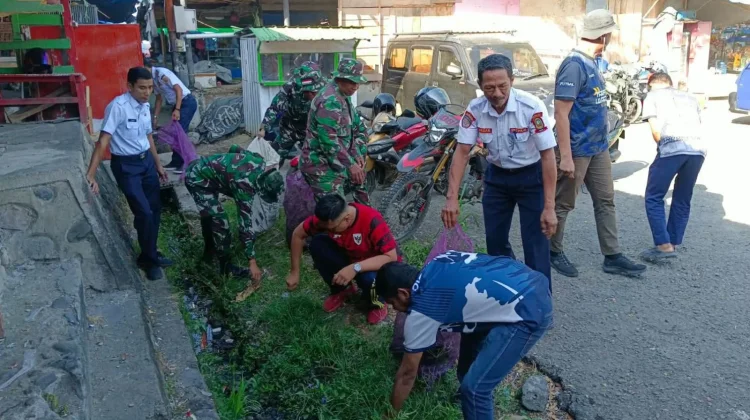 Dishub Sinjai Perkuat Sinergi dengan TNI Bersih-Bersih Pasar Sentral Atas