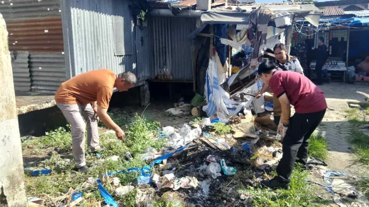 Disperindag dan ESDM Sinjai Turun Bersihkan Pasar Sentral Atas
