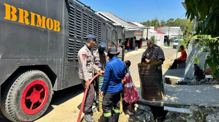 Tim SAR Brimob Salurkan Air Bersih ke Warga Desa Lempa Wajo