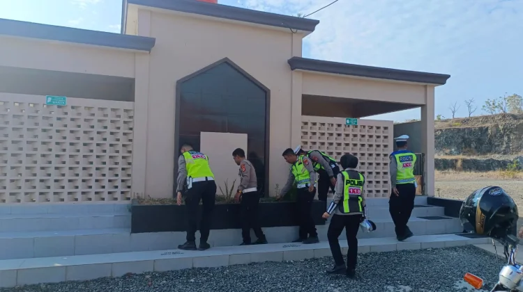 HUT Lantas ke-71, Satlantas Polres Soppeng Bersihkan Masjid