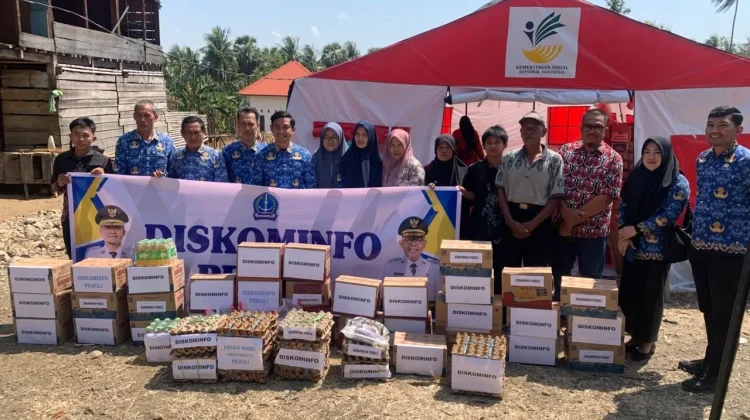 Diskominfo Bone Salurkan Bantuan Kebutuhan Pokok Korban Kebakaran Sanrangeng
