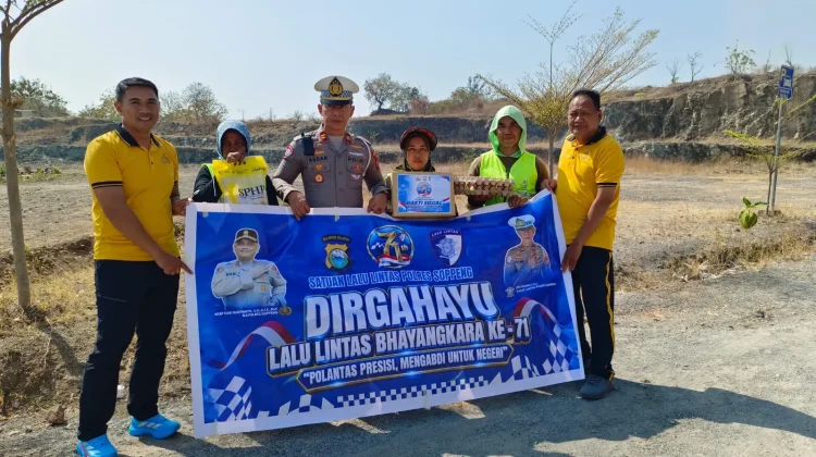HUT Lalu Lintas ke-71, Satlantas Soppeng Berbagi Sembako