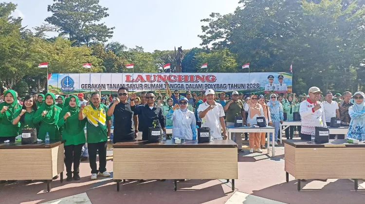 Tekan Ketergantungan Pasokan, Pemkab Bone Bagikan Ribuan Bibit Sayur