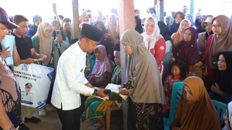 Bupati Bone Salurkan Bantuan Rp165 Juta untuk 13 Korban Kebakaran di Dua Boccoe
