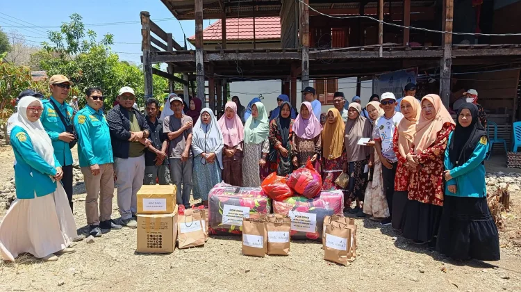 Kemenag Bone Salurkan Bantuan untuk 13 KK Korban Kebakaran