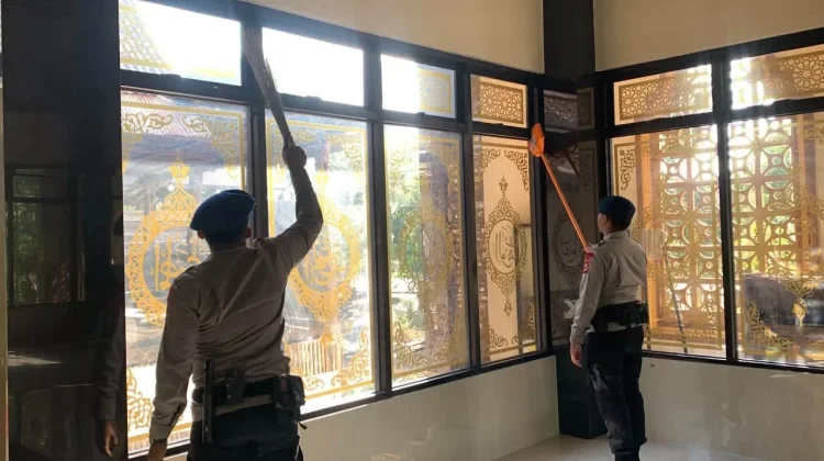 Jumat Bersih, Batalyon C Pelopor Bersihkan Masjid Babul Ikhlas