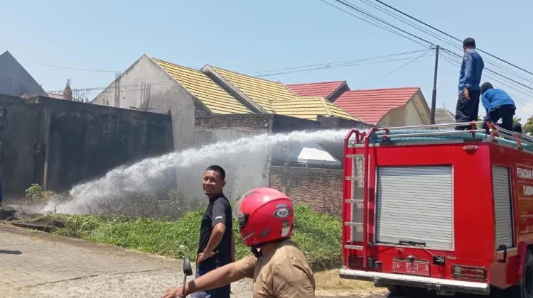 Pembakaran Sampah Picu Kebakaran Lahan di Tanete Riattang