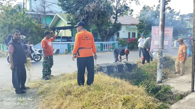 Lurah Balangnipa Gerak Cepat Pimpin Warga Bersihkan Lingkungan