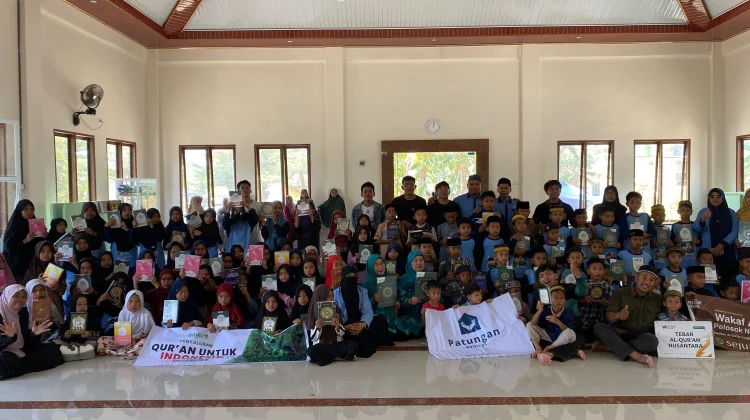 Kolaborasi Wakaf Al-Qur’an, 308 Santri Binaan BKPRMI Sinjai Timur Terima Bantuan
