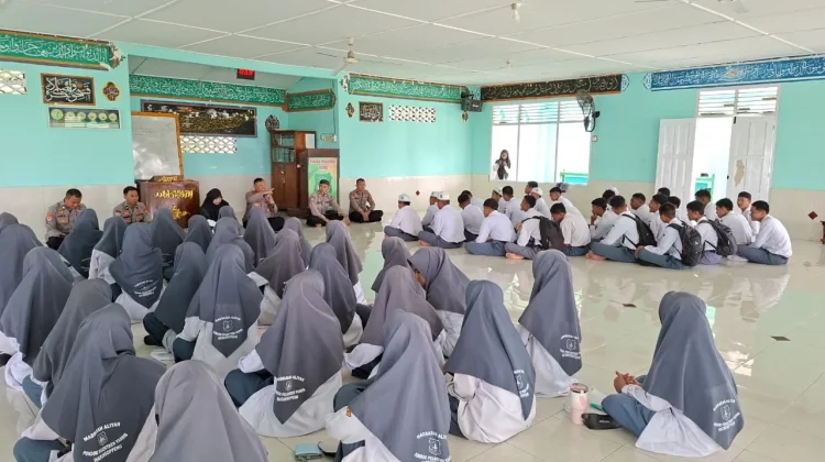 Sat Binmas Soppeng Bina Santri Cegah Kenakalan Remaja