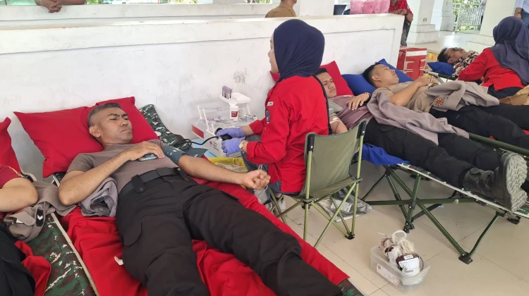 HUT ke-81 TNI, Brimob Bone Ikut Donor Darah