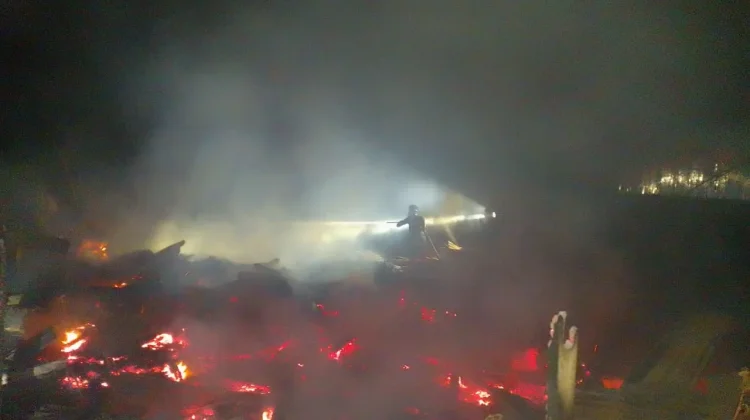 Rumah Panggung Terbakar tengah Malam, Lansia Luka Bakar