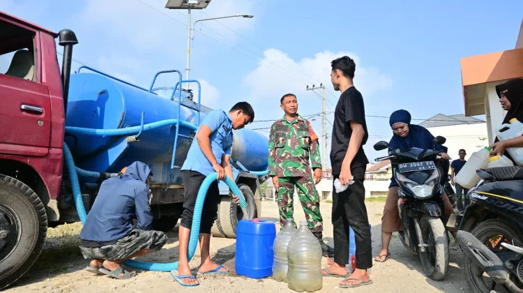 Kodim Bone Salurkan 3.000 Liter Air Bersih di Perumahan Biru Bone