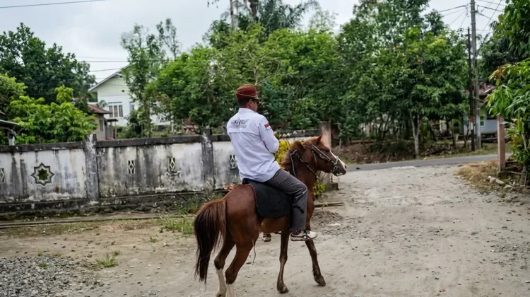 Begini Cara Kades Tellulimpoe Hemat BBM, Tempuh 4 Km Naik Kuda ke Kantor