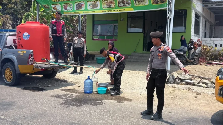 Polres Sinjai Salurkan Air Bersih untuk Warga Terdampak Kemarau di Pasimarannu
