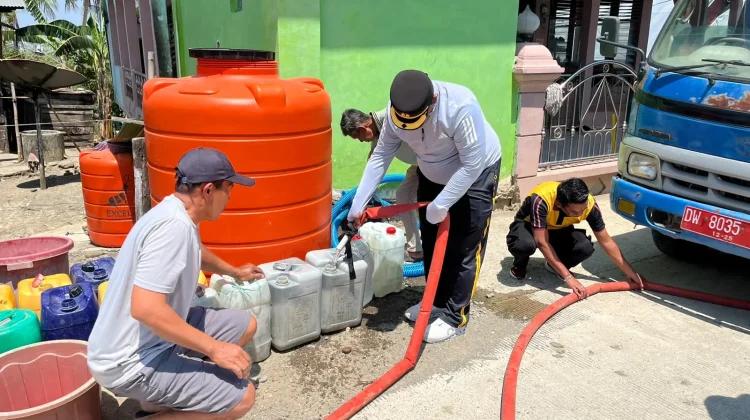 Kapolres Soppeng Salurkan Air Bersih Warga Parenring