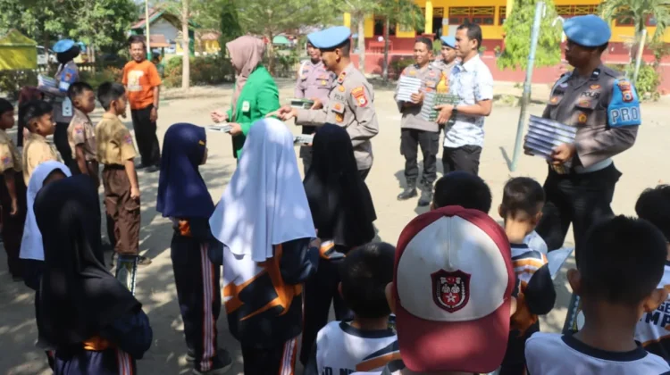Polres Soppeng Bagikan Al-Qur’an untuk Siswa SDN Kampiri