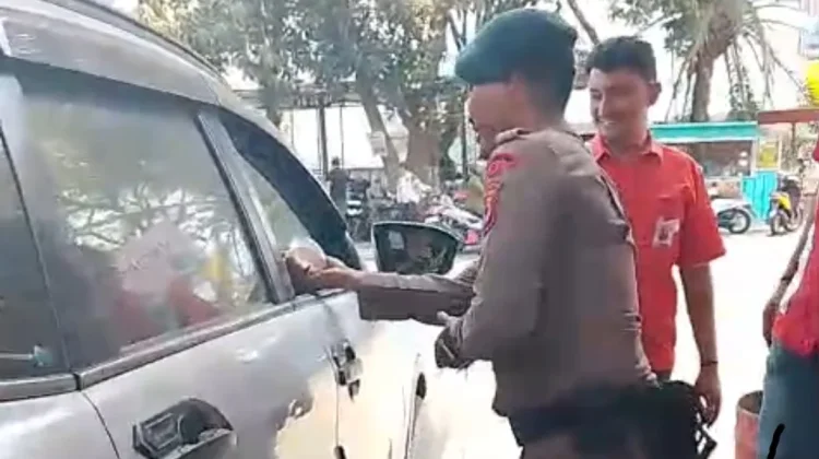 Antrean SPBU Adem, Brimob Bone Bagikan Minuman