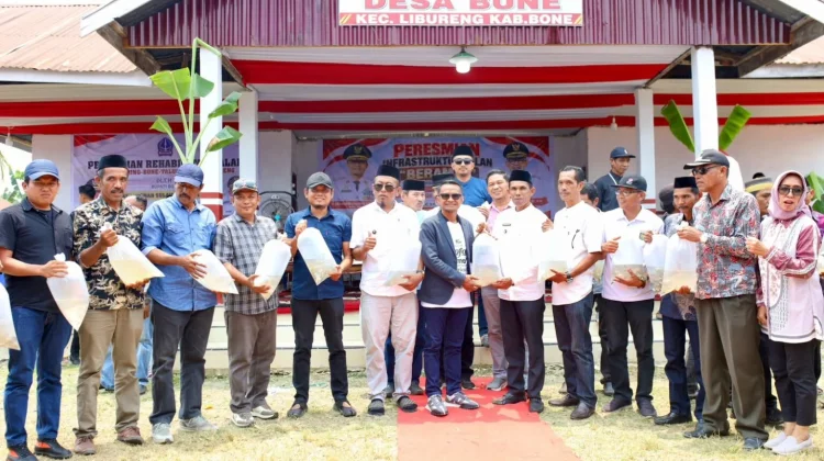 Dukung Ketahanan Pangan, Bupati Bone Bagikan 10 Ribu Bibit Ikan