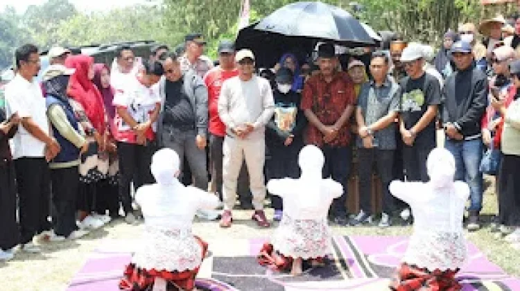 Masyarakat Desa Mattiro Deceng Gelar Tradisi Pesta Panen Mallemmang