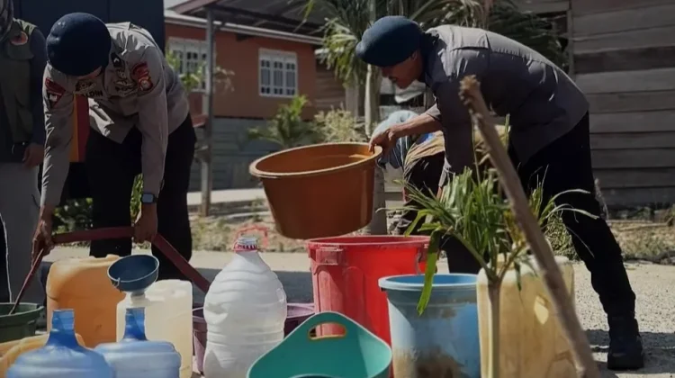 Brimob Terus Salurkan Air Bersih untuk Warga Wajo Terdampak Kekeringan