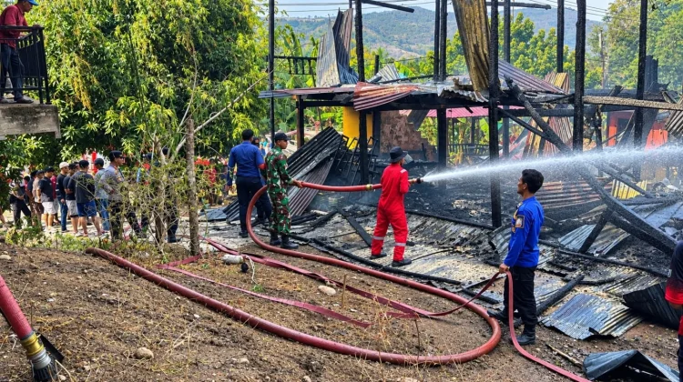 Babinsa dan Warga Gerak Cepat Padamkan Kebakaran Rumah di Marioriwawo
