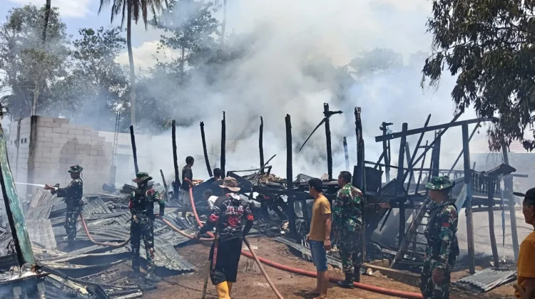 Prajurit Yonarmed 21/Kawali Gerak Cepat Padamkan Kebakaran Dua Rumah