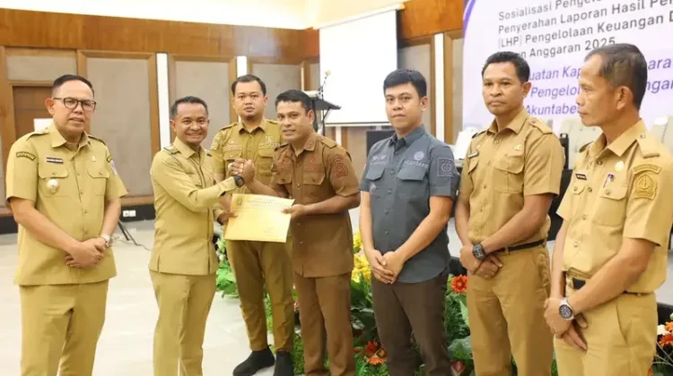 Bupati Bone Buka Sosialisasi APBDesa dan Serahkan LHP 2025