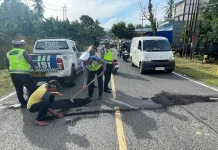 Satlantas Bone dan PU Tambal Jalan Rusak